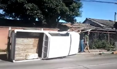 Delincuentes roban camioneta, chocan contra un domicilio y se dan a la fuga en Linares