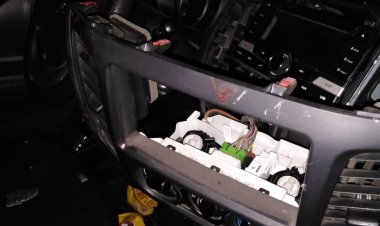 Delincuentes rompen vidrios de cinco vehículos para robar en el área central de Linares