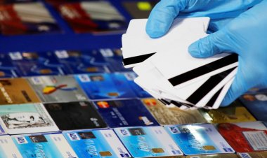 Detienen a mujer que intentaba cobrar 4 300 000 pesos con un carnet de identidad robado