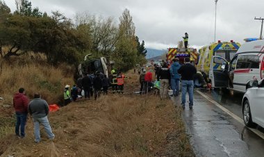 Nueva tragedia carretera: conductor y pasajera fallecen tras volcamiento de microbús en ruta San Javier-Constitución