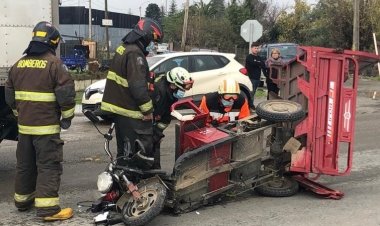 Trasladan al Hospital Regional de Talca a adulto mayor que conducía triciclo eléctrico y que protagonizó violenta colisión en Linares