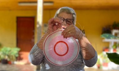 Artesana en crin de caballo María del Pilar Véjar expone su trabajo en la Bienal Révélations de París