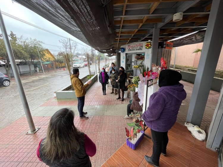 Autoridades buscan mejorar instalaciones de floristas en las inmediaciones del Cementerio Parroquial “San José” de Linares