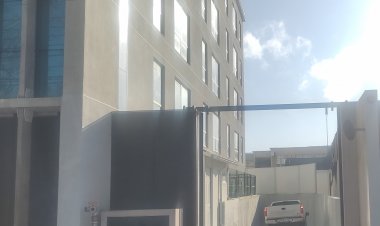 (VIDEO) Lluvias anegaron subterráneo de moderno edificio de la PDI de Linares