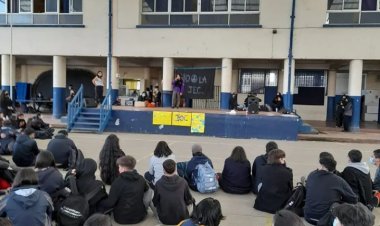 Estudiantes del liceo Valentín Letelier se manifiestan en contra de la Jornada Escolar Completa