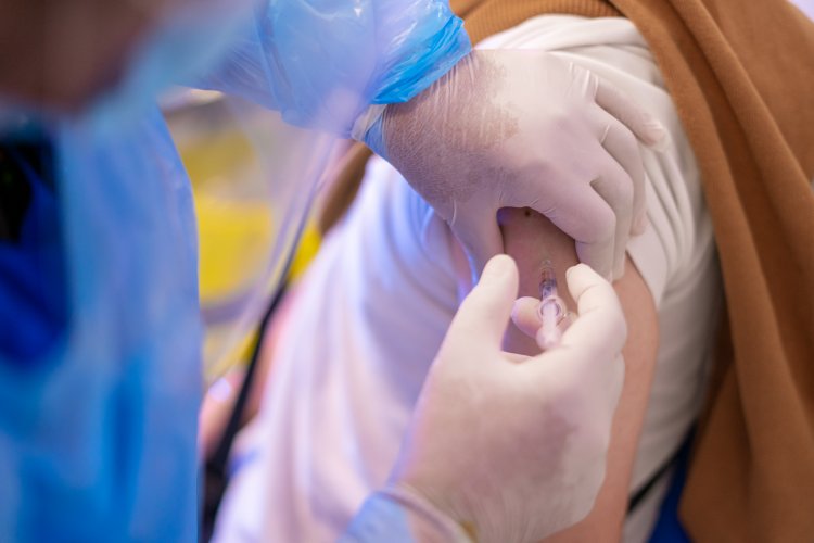 Nueva vacuna bivalente protegería mejor a la población contra variante Ómicron