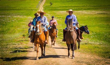 Viña Saavedra lanzó cabalgatas que unen el turismo y el vino