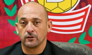 Eduardo Lobos juega al misterio y evita hablar con la prensa a horas del debut como entrenador de Deportes Linares