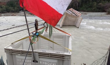 (VIDEO) Linares: lugareños de Chupallar instalan tirolesa sobre colapsado viaducto