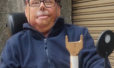 Don Ulises debe trasladarse en su silla de ruedas 14 kilómetros desde San Víctor Álamos a Linares para realizar trámites y diligencias