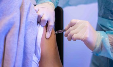 Epidemiólogos recomiendan vacuna de refuerzo ante nuevo brote de COVID-19