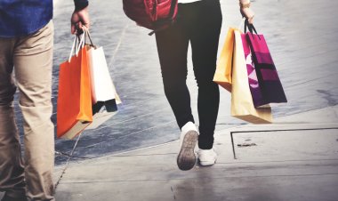 Economista recomienda privilegiar el pago en efectivo o débito en fiestas de fin de año