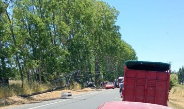 Nueva tragedia carretera: menor fallece y otro se mantiene grave a raíz de choque de auto con poste del tendido eléctrico