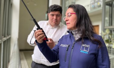 Aplausos: CERT de Pejerrey entrega radio satelital a la Delegada Presidencial de Linares