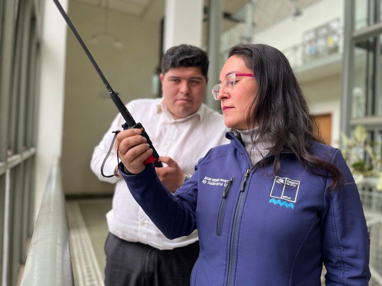 Aplausos: CERT de Pejerrey entrega radio satelital a la Delegada Presidencial de Linares