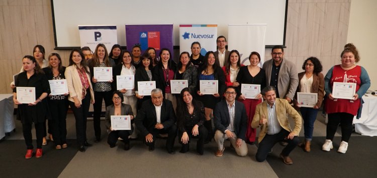 Mujeres de cinco comunas del Maule se gradúan en curso de gasfitería de Aguas Nuevosur en alianza con SernamEG
