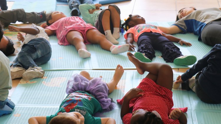 El yoga infantil marca la diferencia en el verano de los Jardines de Integra en la Región del Maule