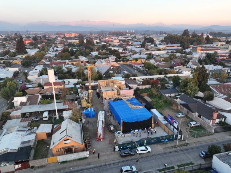 Linares: SEREMI del MINVU y delegado presidencial visitan obras de construcción de edificio de madera pionero en la Región del Maule