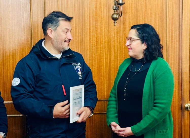 Municipio de Talca reconoció a bombero talquino que participó en labores de rescate tras el terremoto en Venezuela