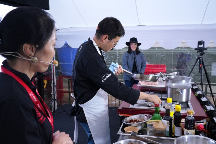 Chef de uno de los restaurantes de carne de cerdo más reconocidos de Corea visitó Chile y destacó la calidad y versatilidad del producto nacional