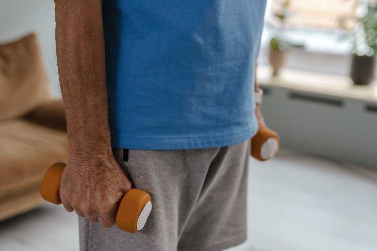 ¿Qué es la sarcopenia y cómo puede afectar el camino hacia la vejez?