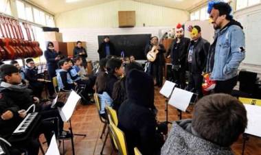 Niños y niñas  participaron en el Programa de Apreciación de la Música Nacional junto a la banda linarense "Kimeros"