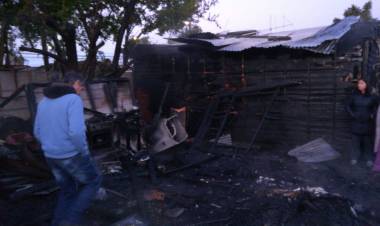 Ocho personas damnificadas deja incendio en población"Oscar Bonilla"