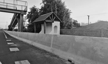 Insólito: el paradero carretero que nadie podrá usar en la localidad de Bobadilla