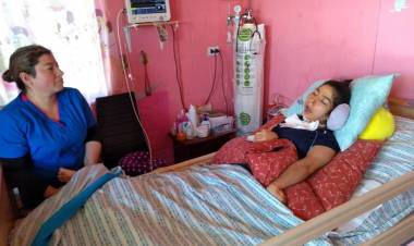 CGE reacciona y entrega generador a joven madre electrodependiente