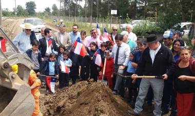 Comenzó asfalto de tres caminos rurales en Longaví
