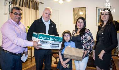 Entregan máquina de escritura brailler a estudiante de la escuela de la zona de “Bodega”