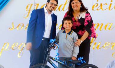 Escuela “San Víctor Álamos” cierra año escolar con premiación y licenciatura