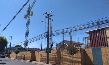 Alcalde Meza niega falta de transparencia en licitación de biblioteca de Linares