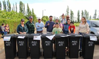 Sigue entrega de contenedores de basura en Colbún