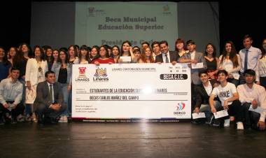 Entregan beca a estudiantes de Linares