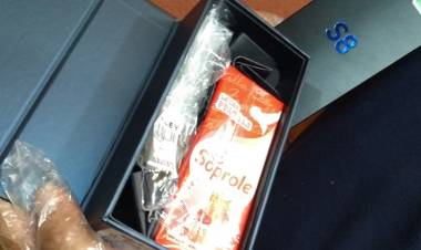 Compro celular de alta gama y recibió una caja de leche