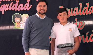 Entregan buzos a estudiantes de la escuela “básica” de Colbún