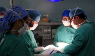 Médicos de la generación ’99 de la Universidad de Chile realizan operaciones gratis en Linares  