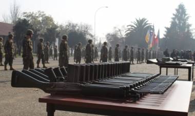 Entregan armas a soldados conscriptos en el Maule sur