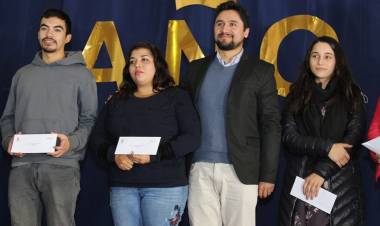 Municipio colbunense traslada gratis a estudiantes que deben viajar de noche a los CFT en Linares