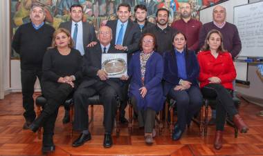 Municipio reconoce trabajo de profesor René Recabarren Castillo