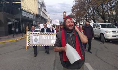 Sigue el paro docente en tres liceos de Linares