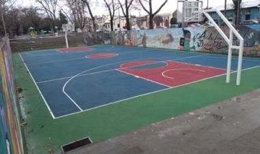 Problemas en motobombas impiden recepción de mejoramiento de la cancha de básquetbol de la Alameda de Linares