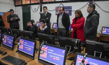 Moderno laboratorio de inglés en Colegio “Margot Loyola Palacios”  