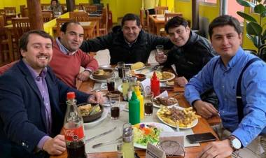 Meza da señal de  unidad y almuerza con equipo de confianza