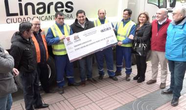  Municipio entrega bono de incentivo a recolectores de basura de Linares