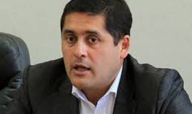 Alcalde dice que sueldos municipales están fijados por ley