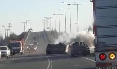 Espectacular volcamiento en Linares