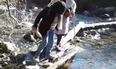 El drama de los abuelitos que deben cruzar el estero “Los Hualles” por un tronco 
