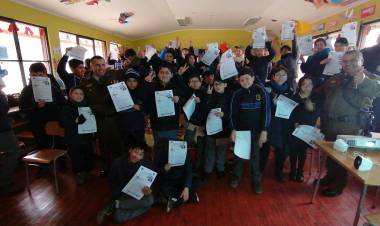 Carabineros educa sobre buen uso de redes sociales